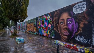 Eine Mauer mit Graffiti im Mauerpark in Berlin. (Quelle: dpa/Rolf Zöllner)