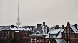 Archivbild: Von einer leichten Schneedecke sind in Berlin die Häuser der Charite überzogen. (Quelle: dpa/Paul Zinken)