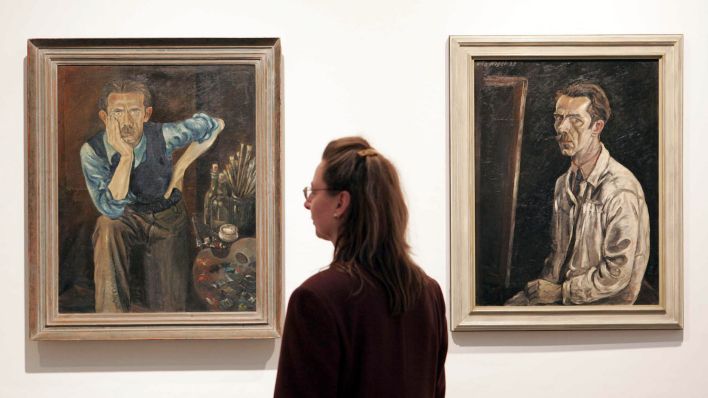 Archivbild: Eine Besucherin einer Ausstellung steht vor zwei Werken von Otto Nagel. (Quelle: dpa/Friso Gentsch)