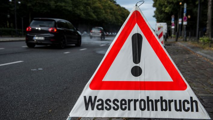 Symbolbild: "Wasserrohrbruch" steht in Berlin auf dem Warnschild. (Quelle: dpa/Paul Zinken)