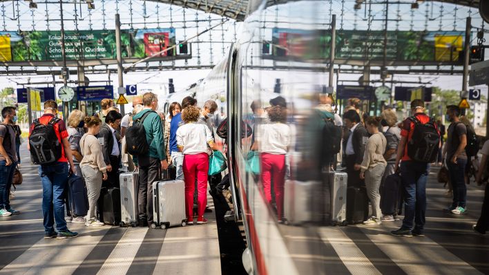 Symbolbild: Fahrgäste steigen am Berliner Hauptbahnhof in einen ICE. (Quelle: dpa/C. Soeder)