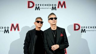 Die Musiker Martin Gore (l) und Dave Gahan der britischen Band Depeche Mode stehen bei einem Fototermin vor einer Fotowand. (Foto: Britta Pedersen/dpa)