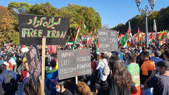 Teilnehmer der Großdemonstration "Solidarität mit den Protestierenden im Iran" stehen am Startpunkt, am Großen Stern. Von dort ziehen sie durch das Regierungsviertel. (Quelle: rbb)
