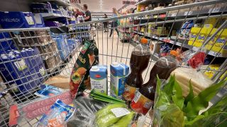 Einkaufen immer teurer-Lebensmittelpreise explodieren und loest bei den Verbrauchern Entsetzen aus. Lebenshaltungskosten in Deutschland auf Rekordhoch. (Quelle: dpa/Frank Hoermann/Sven Simon)