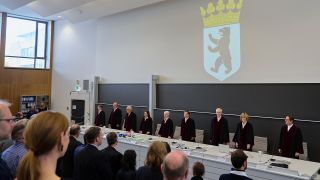 Richter des Verfassungsgerichts verhandeln am 28.09.2022 über die Gültigkeit der Berliner Wahl 2021 (Quelle: dpa/Annette Riedl)