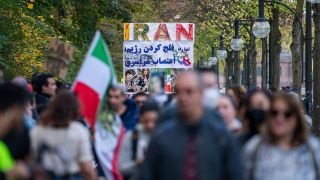 Teilnehmer einer Solidaritätsdemonstration mit den Protestierenden im Iran halten Plakate und Transparente (Bild: dpa/Christophe Gateau)