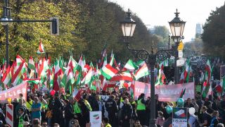 Teilnehmer der Großdemonstration "Solidarität mit den Protestierenden im Iran" ziehen zum Startpunkt am Großen Stern. Von dort ziehen sie durch das Regierungsviertel. (Quelle: dpa/P. Zinken)