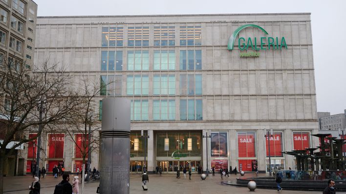 Archivbild: "Sale" steht in den Schaufenstern des Galeria Kaufhofes am Alexanderplatz. (Quelle: dpa/A. Riedl)