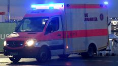 Symbolbild: Rettungswagen, Notarzt mit Blaulicht. (Quelle: dpa/J. Niering)