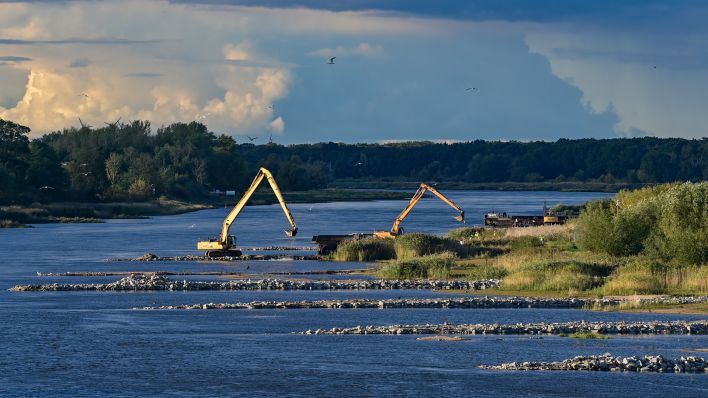 Baumaschinen zum Ausbau des deutsch-polnischen Grenzflusses Oder stehen auf der polnischen Uferseite. (Quelle: Patrick Pleul/dpa)