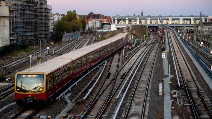 Blick auf die Bahnschienen des Bahnhof Ostkreuz (Bild: dpa/Zacharie Scheurer)