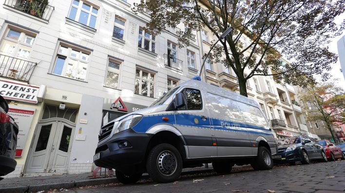 Ein Fahrzeug der Kriminaltechnik steht in der Boddinstraße. Am gestrigen Abend soll es in der Boddinstraße zu einem versuchten Tötungsdelikt gekommen sein. (Quelle: dpa/J. Carstensen)