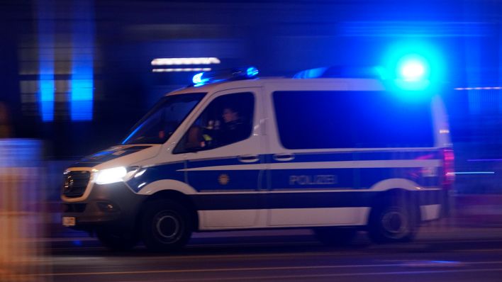 Archivbild: Ein Polizeiauto bei einer Einsatzfahrt mit Blaulicht. (Quelle: dpa/Geisler)