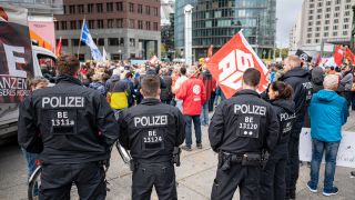 Die Berliner Polizei beobachtet die Demonstration "Heizung, Brot & Frieden! Protestieren statt frieren" am Potsdamer Platz. (Quelle: dpa/F. Sommer)