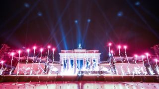 Ein Feuerwerk ist während der Silvesterfeier des ZDF am Brandenburger Tor auf der Bühne zu sehen. Deutschlands größte Silvesterparty in Berlin fällt wegen der Corona-Pandemie erneut aus. (Quelle: dpa/Christophe Gateau)