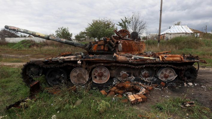Archivbild: Ein zerstörter Panzer steht in der Region Krarkiv neben einem Feldweg. (Quelle: dpa/abaca)