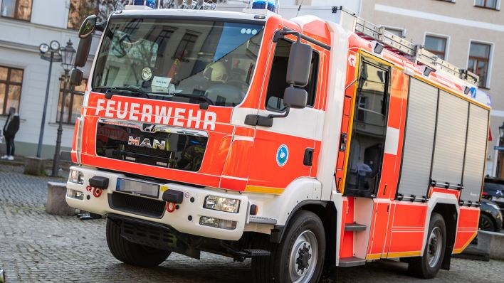 Archivbild: Ein Einsatzwagen der Feuerwehr faehrt mit Blaulicht zu einem Einsatz. (Quelle: dpa/A. Gora)