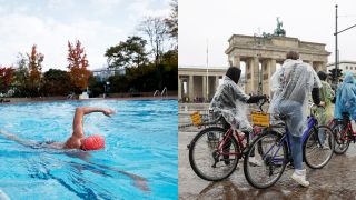 Collage: Ein Badegast schwimmt Bahnen in einem Schwimmbecken im Prinzenbad; Touristen schützen sich mit Regencapes gegen den Dauerregen vor dem Brandenburger Tor. (Quelle: dpa/C. Koall/J. Carstensen)
