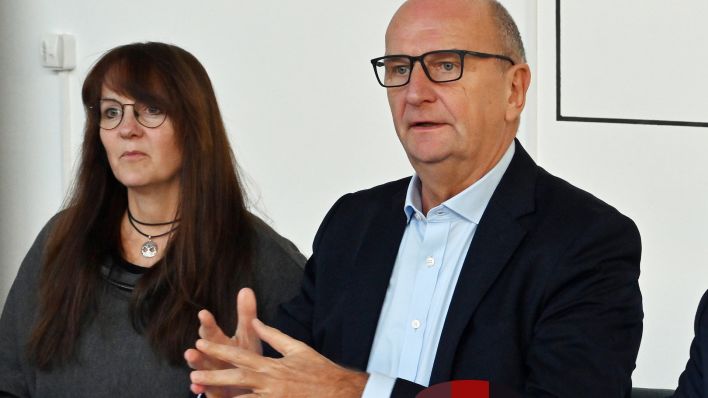 Archivbild: Dietmar Woidke (SPD, 2.v.l.), Ministerpräsident Brandenburgs, mit Katrin Lange (SPD,l), Finanzministerin Brandenburg. (Quelle: dpa/B. Settnik)