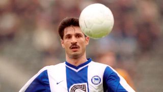Ali Daei 1999 im Hertha-Trikot, den Ball im Blick (Quelle: imago/CONTRAST)