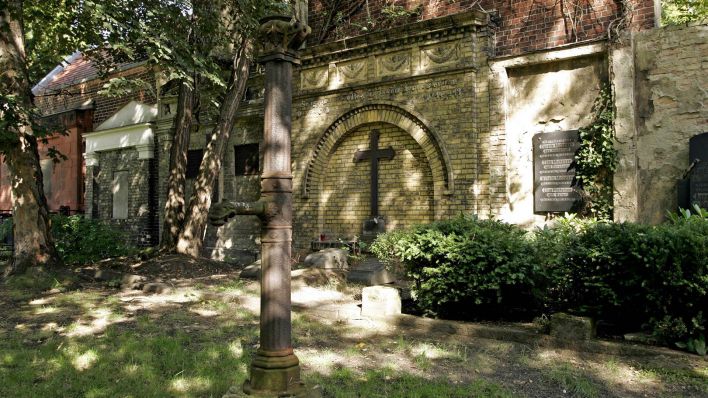 Archivbild:Alte Pumpe und Grabmale auf dem Domfriedhof an der Liesenstrasse am 18.9.2005.(Quelle:imago/J.Heinrich)