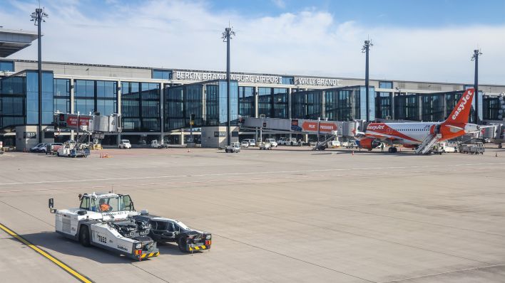 Ein Flugzeug der Fluglinie easyJet steht an einem Gate am Flughafen BER (Bild: dpa/Jan Woitas)