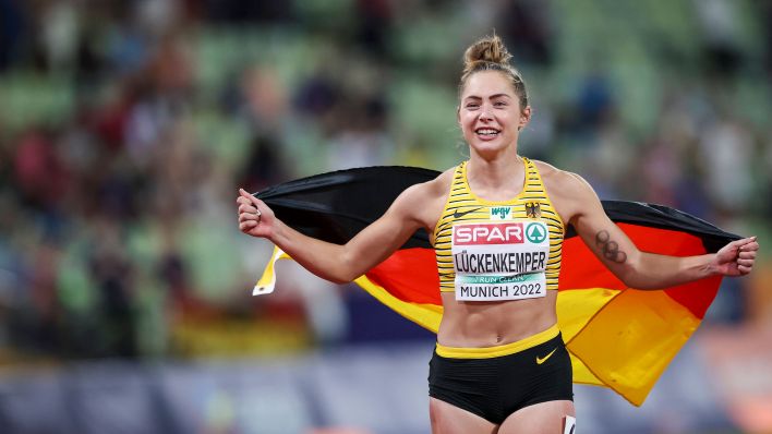 Sprinterin Gina Lückenkemper jubelt (Quelle: IMAGO/Beautiful Sports)