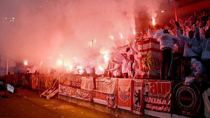 Feuerwerk wird beim Europa-League-Spiel zwischen Malmö FF und dem 1. FC Union Berlin abgebrannt (Quelle: IMAGO/Matthias Koch)