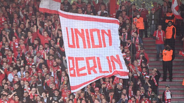 Eine Fahne des 1. FC Union Berlin im Fanblock (Quelle: IMAGO/Matthias Koch)