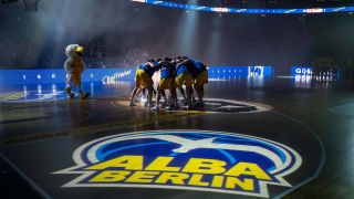 Die Spieler von Alba Berlin im Mannschaftskreis. (Foto: IMAGO / camera4+)