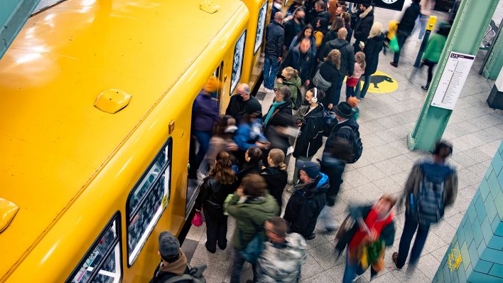 Symbolbild: Reisende steigen in eine U-Bahn am Alexanderplatz (Bild: imago images/Emmanuele Contini)