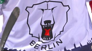 Das Logo der Eisbären Berlin auf einem Trikot. Quelle: imago images/Maximilian Koch