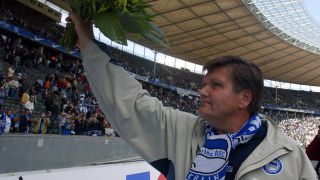 Hans Meyer lässt sich 2004 im Berliner Olympiastadion feiern. Quelle: imago images/Bernd König