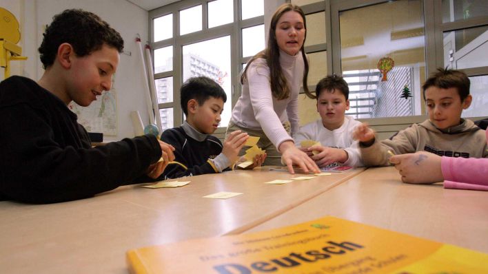 Kinder werden in einer Schule in deutscher Sprache unterrichtet (Bild: imago images/Sämmer)