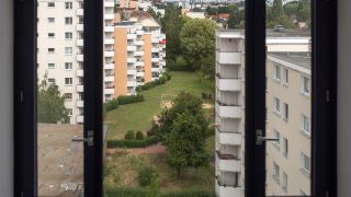 Blick aus einem Fenster des Marie-Schlei-Hauses auf den Spielplatz in Berlin-Reinickendorf (Archivbild vom 08.08.2013) (Quelle: imago images/Christian Mang)
