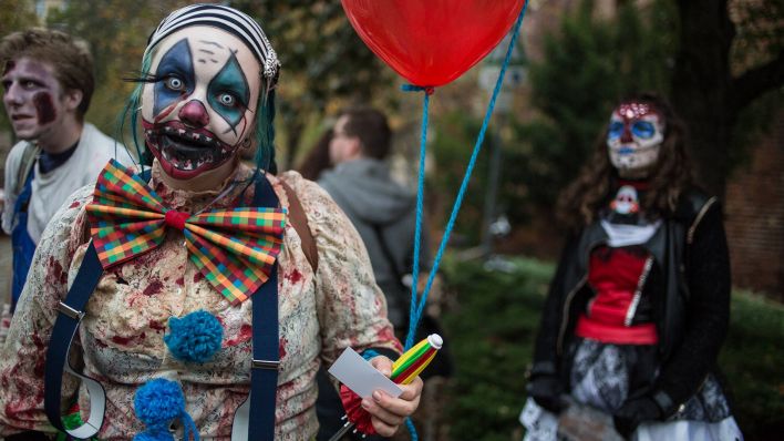 Clown beim "Zombie Walk" am 25.10.2014 in Berlin. (Quelle: imago images/Sandra Weller)
