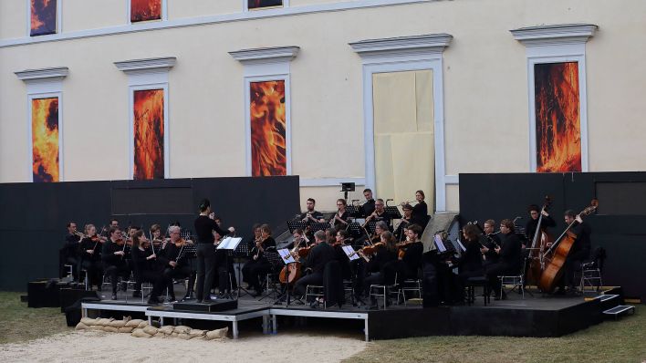 Musikerinnen und Musiker der Kammerakademie Potsdam spielen am 19.07.2019 unter der Leitung von Markellos Chryssicos in Potsdam (Quelle: imago images/Martin Müller)