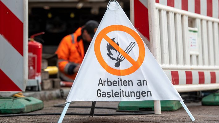 Gefahrenzeichen Arbeiten an Gasleitungen an einer Baustelle. (Quelle: www.imago-images.de)