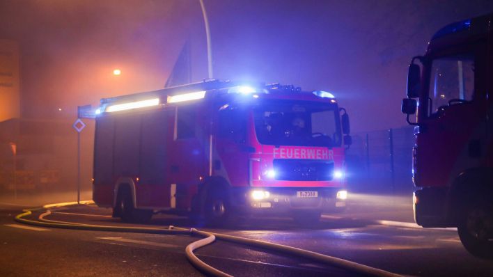 Symbolbild: Berliner Feuerwehr bei einem abendlichen Einsatz im Oktober 2019 (Bild: imago images/Marius Schwarz)