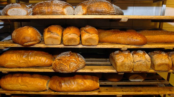 Brote liegen in einem Regal in einer Handwerksbäckerei (Quelle: imago images/Frank Hoermann).