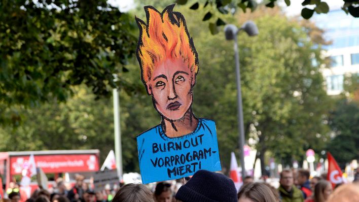 Abschlusskundgebung eines Lehrerstreiks am 28.09.2022 vor dem Roten Rathaus in Berlin. (Quelle: imago images/Bernd Friedel)