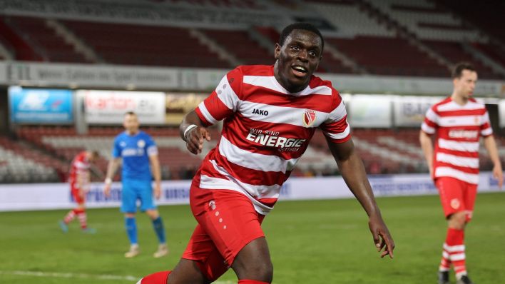 Flügelspieler Malcolm Badu vom FC Energie Cottbus bejubelt einen Treffer (imago images/Steffen Beyer)