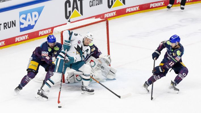 Zweikampf vor dem Eisbären Tor beim Spiel des deutschen Meisters gegen das NHL-Team San Jose Sharks (imago images/osnapix)