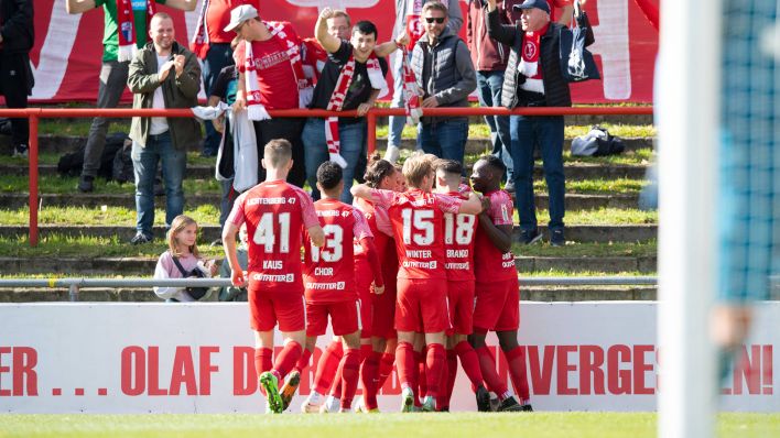 Fans und Spieler vom Regionalligisten SV Lichtenberg 47 freuen sich über ein Tor(Bild: imago images/Matthias Koch)