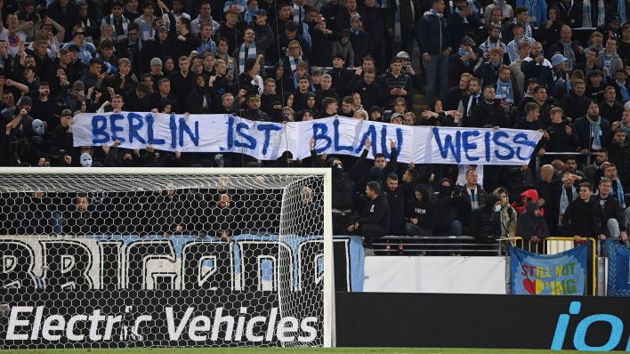 Im Malmö-Block wird ein Banner von Hertha BSC präsentiert (imago images/Matthias Koch)