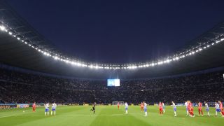 Das Berliner Olympiastadion mit sparsamer Beleuchtung(Bild: imago images/Nordphoto)