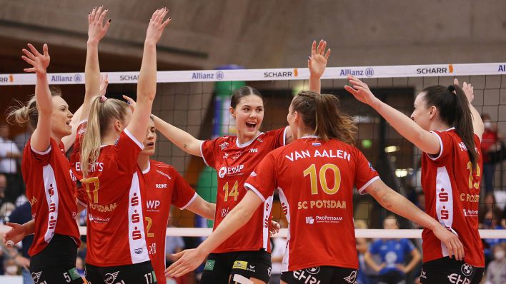 Die Volleyballerinnen des SC Potsdam jubeln gemeinsam (imago images/Pressefoto Baumann)