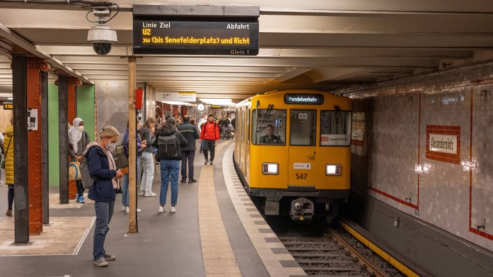 Ein Pendelzug der BVG fährt am 20.10.2022 in den U-Bahnhof Alexanderplatz ein (Quelle: imago images/Dirk Sattler)