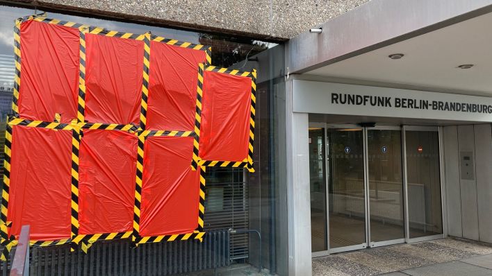Zerbrochene Fensterscheibe im RBB Fernsehzentrum in Berlin. (Quelle: rbb)