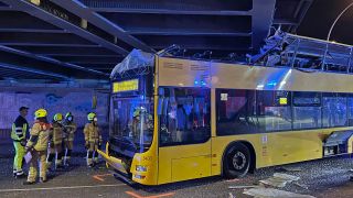 Ein Doppeldecker-Bus der Linie 282 steht zerstört unter einer Brücke an der Bergstraße in Steglitz.(Quelle:rbb/Johannes Schober)